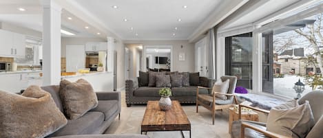 Una Smart TV, un futbolín, una mesa de tenis de mesa, una impresora