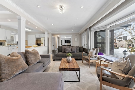 Smart TV, foosball, table tennis, printers. 5 Bedroom Resort Vibes| Hot Tub + Dry Sauna + Chill Zone | BIG FAMILY HOME