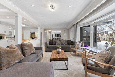 5 Bedroom Resort Vibes| Hot Tub + Dry Sauna + Chill Zone | BIG FAMILY HOME