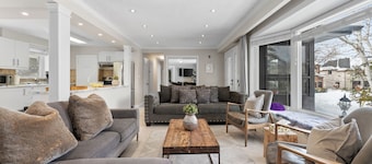 5 Bedroom Resort Vibes| Hot Tub + Dry Sauna + Chill Zone | BIG FAMILY HOME