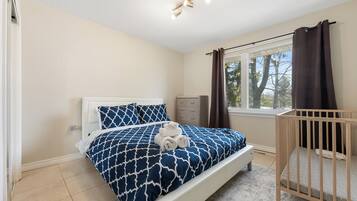 5 bedrooms, desk, iron/ironing board, travel crib