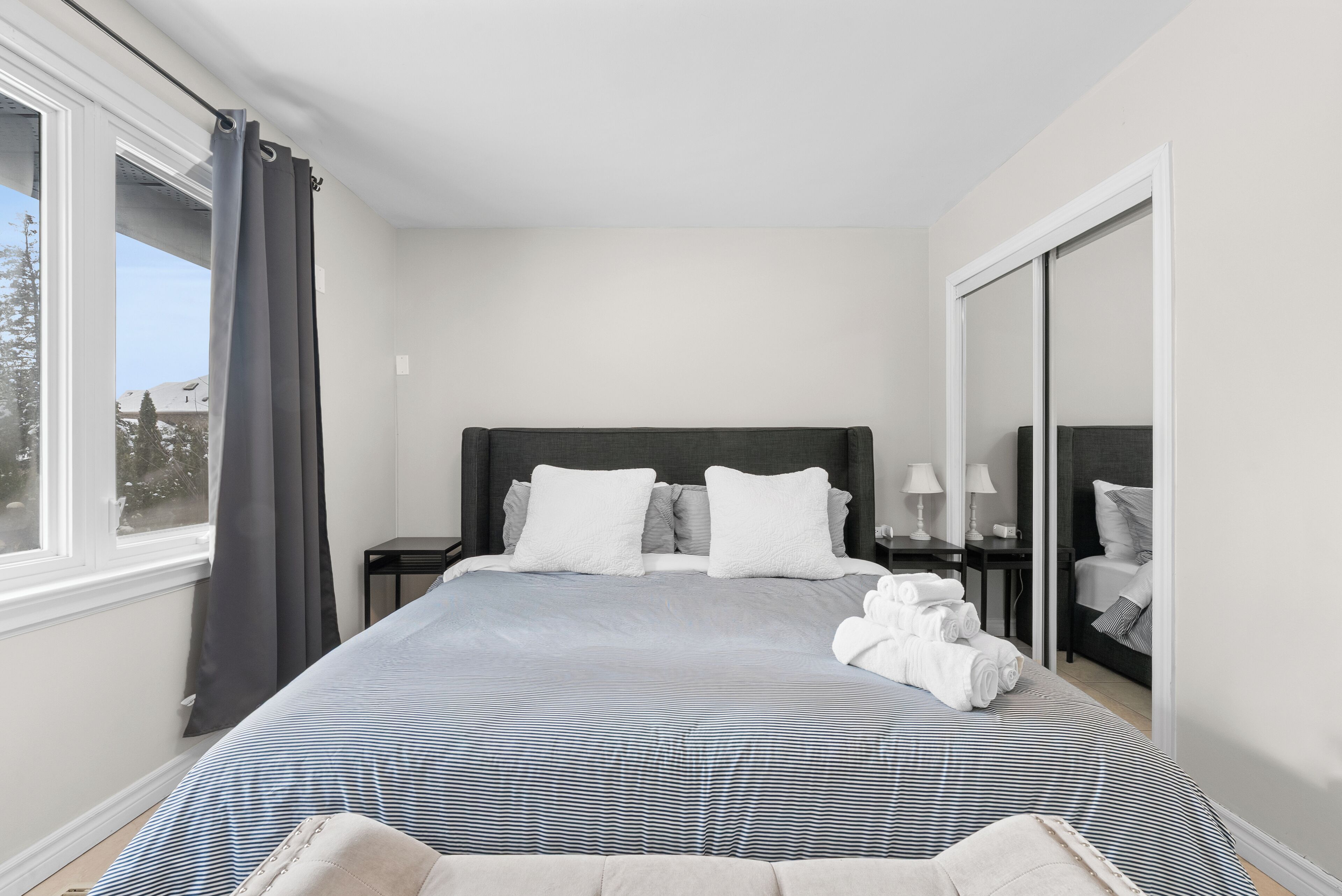 5 chambres, bureau, fer et planche à repasser, lit parapluie