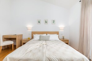 3 bedrooms, iron/ironing board, WiFi, bed sheets