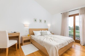 3 habitaciones, tabla de planchar con plancha, wifi y ropa de cama 