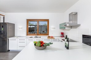 Fridge, microwave, oven, dishwasher - Villa Terra Grigia - beautiful mediterranean villa with private infinity pool (Sveti Petar U Sumi)