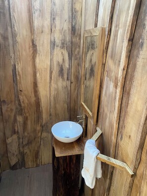 Cabana, vista para o jardim | Banheiro | Chuveiro, toalhas de banho, sabonete, shampoo