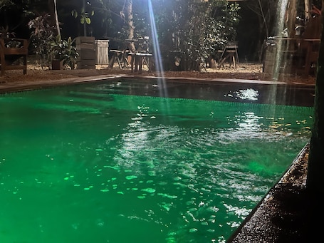Una piscina al aire libre
