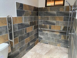 Family Cabin, Garden View | Bathroom | Shower, towels, soap, shampoo - Finca Avellanas  (Tamarindo)