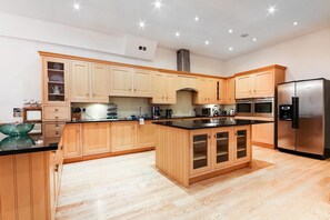 Fridge, microwave, oven, stovetop - Specious Family Kensington 5-bed House, Sleeps 10 (London)
