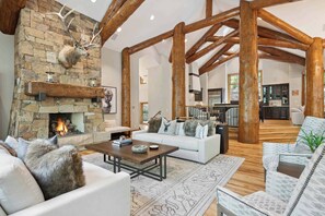Smart TV, chimenea y oficina 