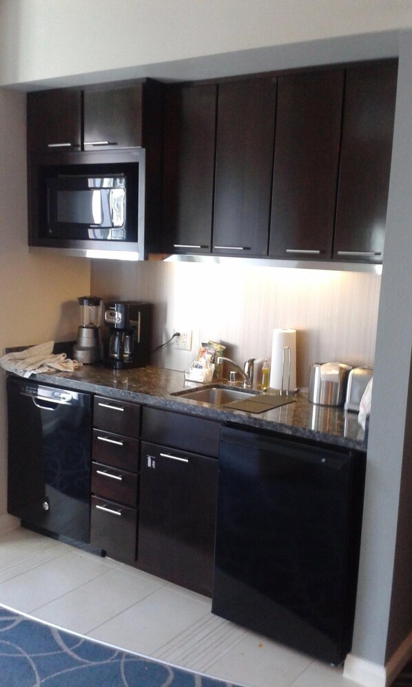 Kjøleskap, mikrobølgeovn, oppvaskmaskin og kaffetrakter/tekoker