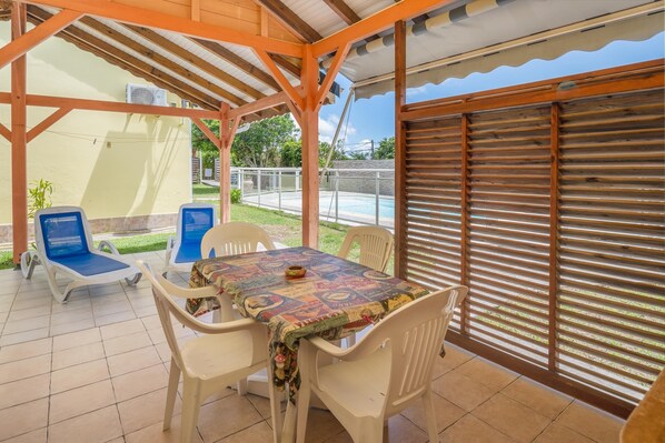 Outdoor dining - Villa Cannelle - Maison climatisée, St-François (Saint-Francois)