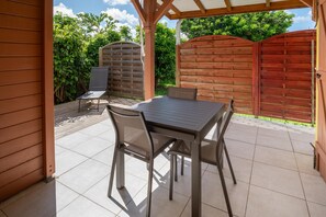 Outdoor dining - Villa Muscade - Maison avec piscine partagée (Saint-Francois)