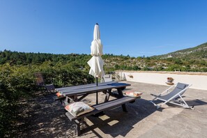 Outdoor dining - Le Viguier - Maison avec terrasse, vue montagne (Monieux)