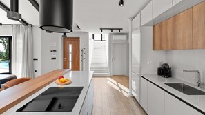 Kjøleskap, mikrobølgeovn, ovn og oppvaskmaskin