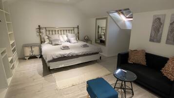 5 bedrooms, desk, iron/ironing board, travel crib