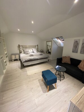 5 chambres, bureau, fer et planche à repasser, lit parapluie