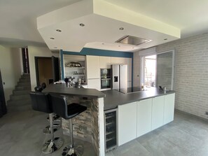 冰箱、微波炉、烤箱、炉灶