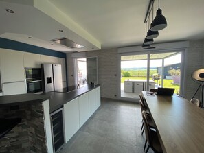 冰箱、微波炉、烤箱、炉灶