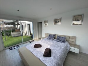 5 chambres, bureau, fer et planche à repasser, lit parapluie