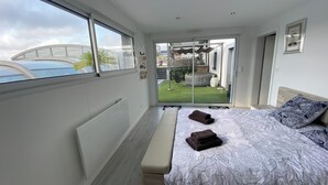5 soverom, skrivebord, strykejern/-brett og reiseseng for barn