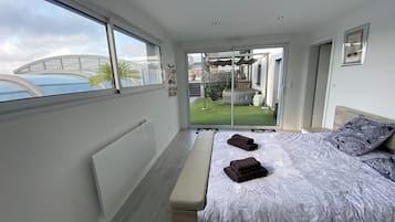 5 bedrooms, desk, iron/ironing board, travel cot