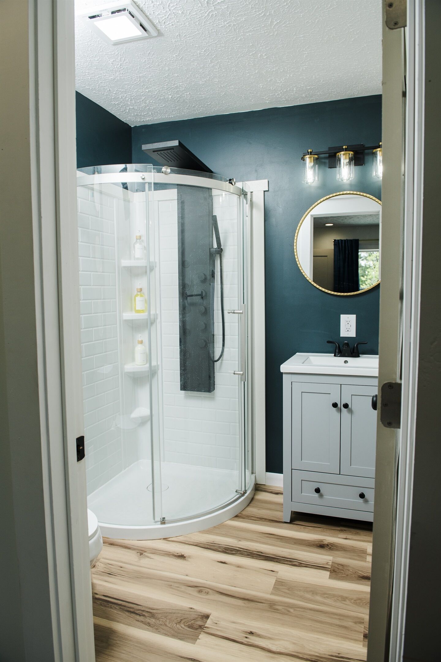 Ducha, secador de pelo y toallas