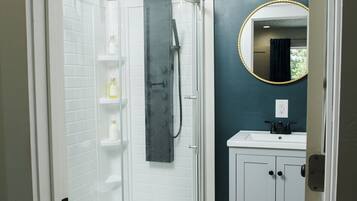 Ducha, secador de pelo y toallas