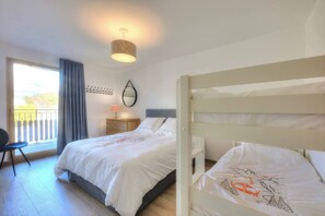 3 bedrooms, iron/ironing board, WiFi, bed sheets