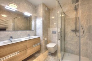 Secadora de cabello, toallas, jabón, papel de baño