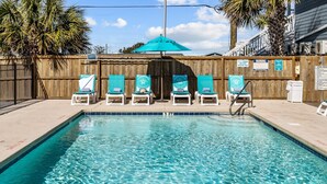 Pool - Loggerhead Inn & Suites - King Room in hotel in Surf City, North Carolina (Surf City)
