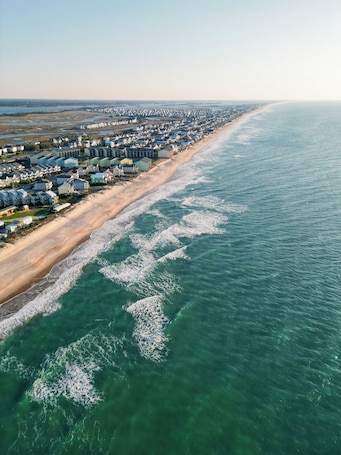 Beach nearby. Loggerhead Inn & Suites - Two Queen Room in hotel in Surf City, North Carolina
