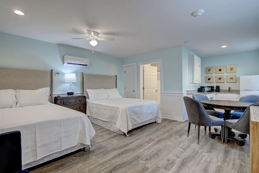 Loggerhead Inn & Suites Two Queen Suite in hotel in Surf City, North