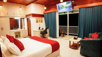 Luxury Room | Hypo-allergenic bedding, desk, laptop workspace, free WiFi