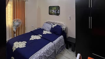 1 habitación, tabla de planchar con plancha, wifi y ropa de cama