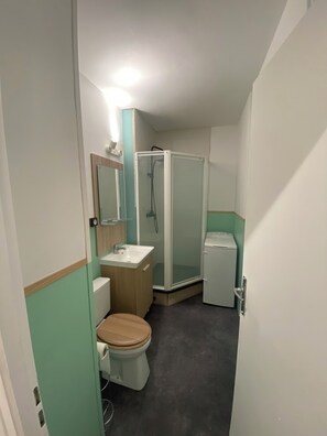 Douche, serviettes fournies, papier toilette