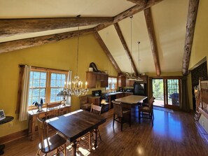 Kühlschrank, Geschirrspüler, Wasserkocher mit Kaffee-/Teezubehör