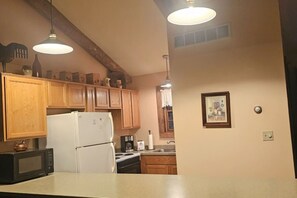 Frigorífico, microondas, horno y placa de cocina