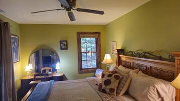 1 bedroom, desk, iron/ironing board, WiFi