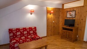 Living area - 50m from ski slopes, 3rd floor, fitness, swimming pool, sauna, balcony, tv, ski locker, 37m² (Les Orres)