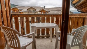 Outdoor dining - 50m from ski slopes, 3rd floor, fitness, swimming pool, sauna, balcony, tv, ski locker, 37m² (Les Orres)