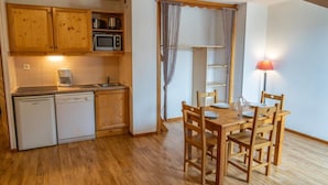 Dining - 50m from ski slopes, 3rd floor, fitness, swimming pool, sauna, balcony, tv, ski locker, 37m² (Les Orres)