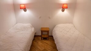 Room - 50m from ski slopes, 3rd floor, fitness, swimming pool, sauna, balcony, tv, ski locker, 37m² (Les Orres)