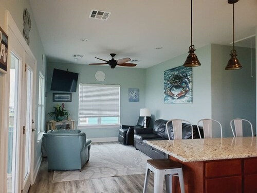 Charming 3-bedroom house located in Constance Beach steps away from the shore