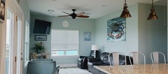 Charming 3-bedroom house located in Constance Beach steps away from the shore