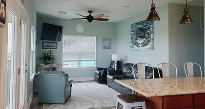 Charming 3-bedroom house located in Constance Beach steps away from the shore