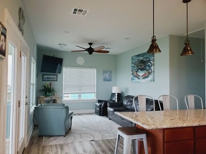 Charming 3-bedroom house located in Constance Beach steps away from the shore