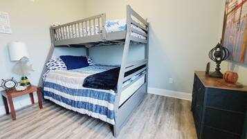 3 室のベッドルーム、アイロン / アイロン台、WiFi (無料)、ベッドシーツ