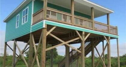 Charming 3-bedroom house located in Constance Beach steps away from the shore