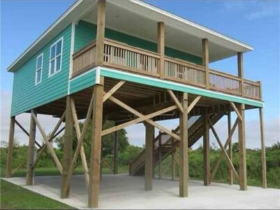 Charming 3-bedroom house located in Constance Beach steps away from the shore